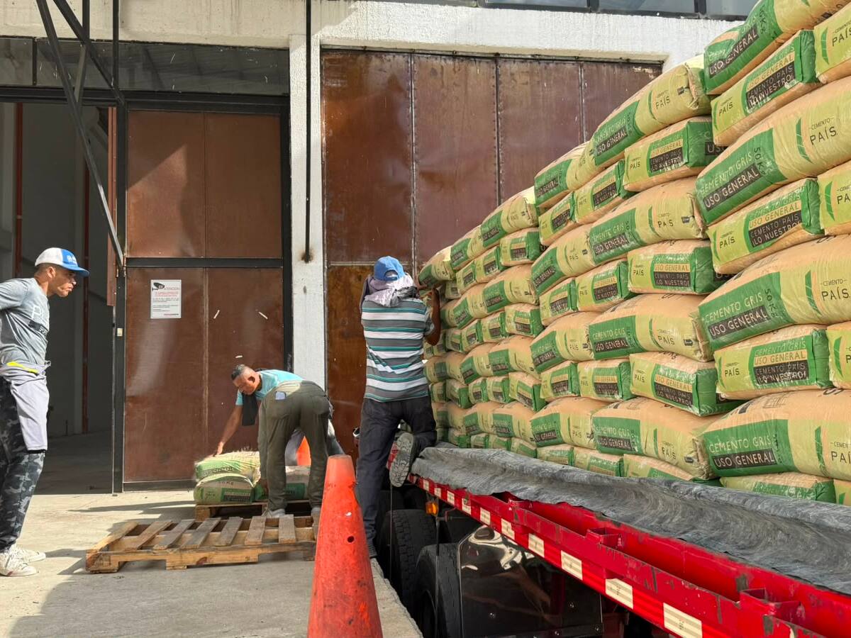 Tractomulas con donación de Cemento País y Fundación AGM Huellas de Piedra ya están en Pereira