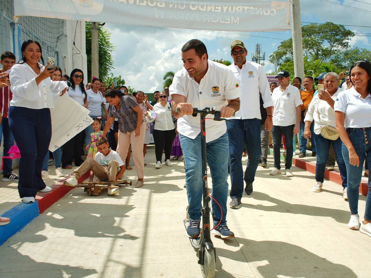 Gobernador de Bolívar entregó nueva calle pavimentada en San Juan Nepomuceno