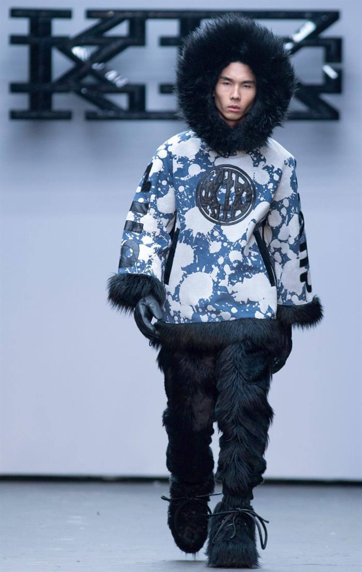 Una serie de modelos presentan la colección de otoño, invierno 2015 en la semana de la moda masculina en Londres, Inglaterra, que se realizará hasta el próximo 12 de enero.