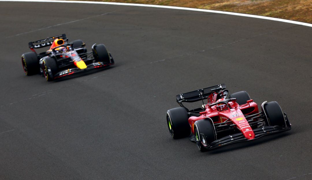 Max Verstappen (izq.) y Charles Leclarc (der.) en la Formula 1.