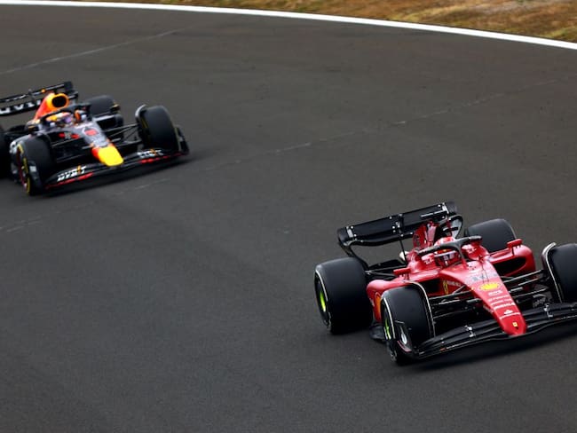 Max Verstappen (izq.) y Charles Leclarc (der.) en la Formula 1.