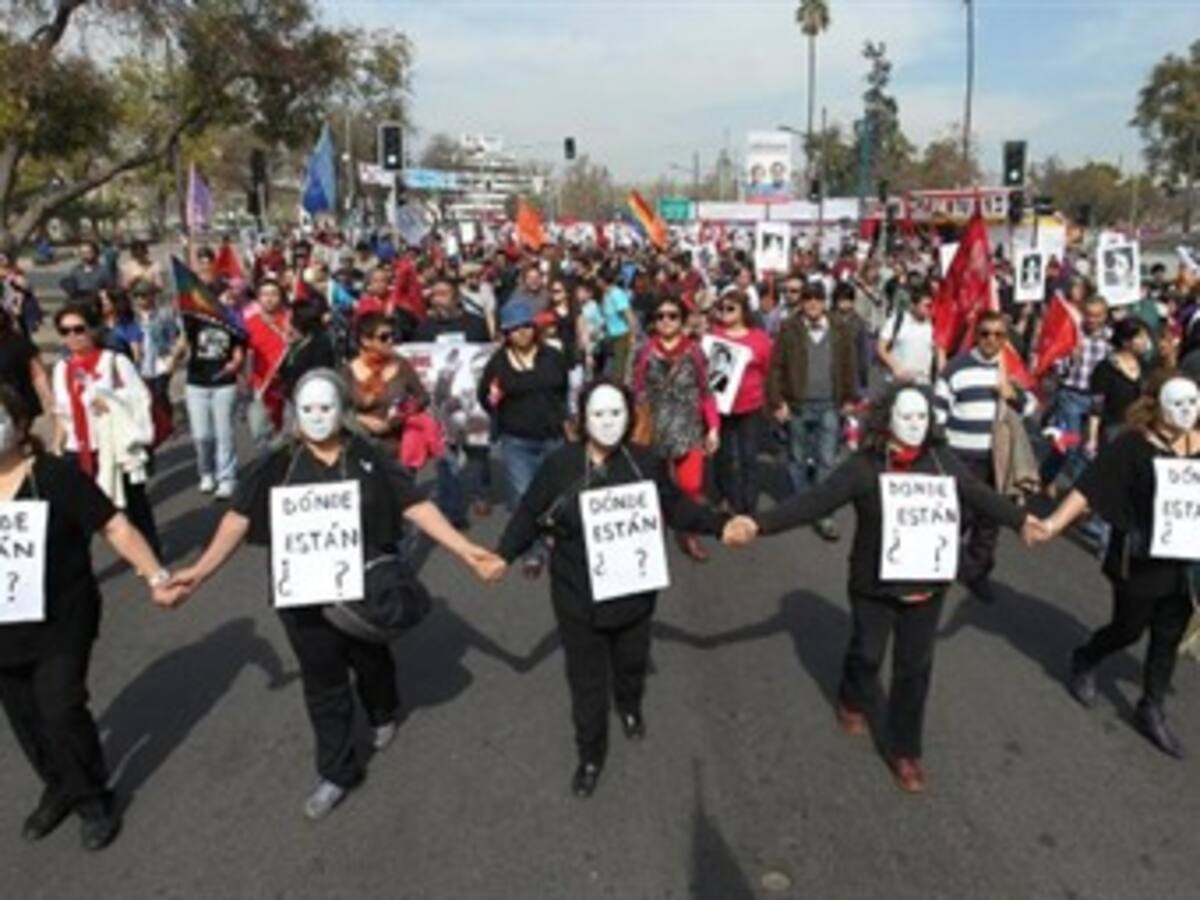 Miles de chilenos exigen verdad y justicia 40 años después del golpe