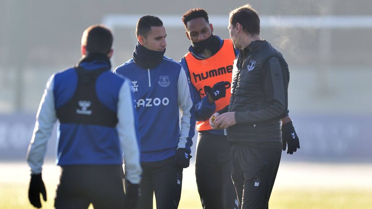 Yerry Mina podría tener a futbolista histórico como DT en Everton