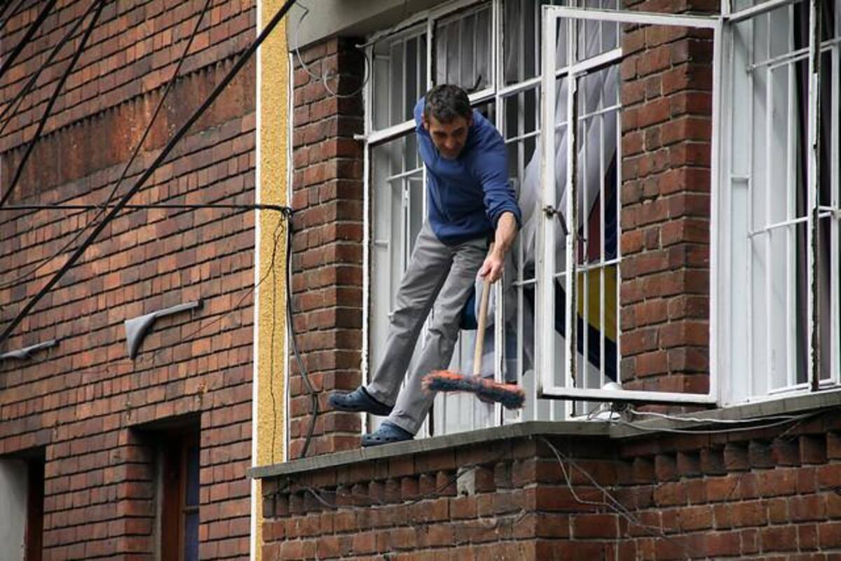 Un paquete sospechoso en el sector alertó a las autoridades que, cuando verificaron el contenido, hallaron una carga explosiva que contenía, entre otros elementos, metralla. Bomberos de Bogotá atendieron a los vecinos de varias viviendas aledañas que resultaron afectadas por la explosión controlada.