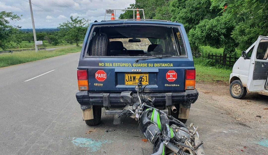 Según las primeras hipótesis, el motorizado chocó con la parte trasera de un vehículo que estaba varado en la vía