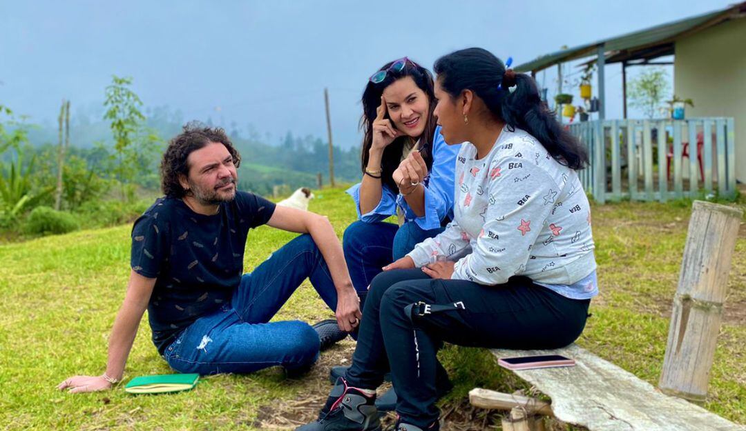 Vanessa de la Torre y Pascual Gaviria en el cubrimiento especial por los cinco años de la firma del Acuerdo de Paz