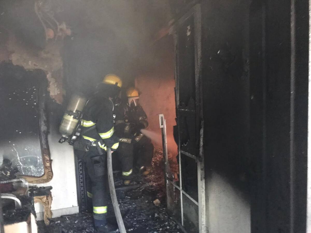 Bomberos de Santa Marta rescatan adulta mayor de incendio dentro de su vivienda