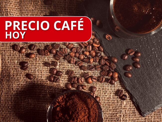 Precio del Café // Café negro en una taza de vidrio transparente junto a granos de café y el café molido // Getty Images