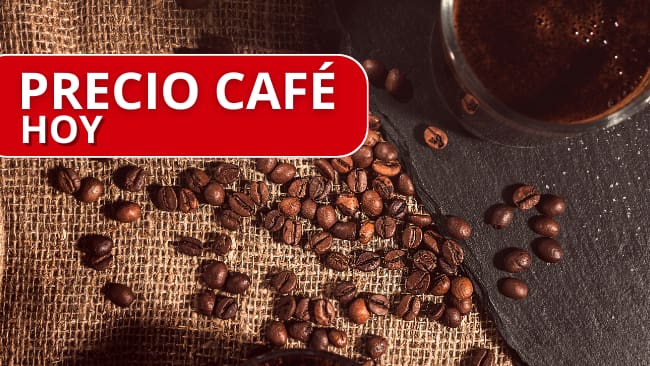 Precio del Café // Café negro en una taza de vidrio transparente junto a granos de café y el café molido // Getty Images