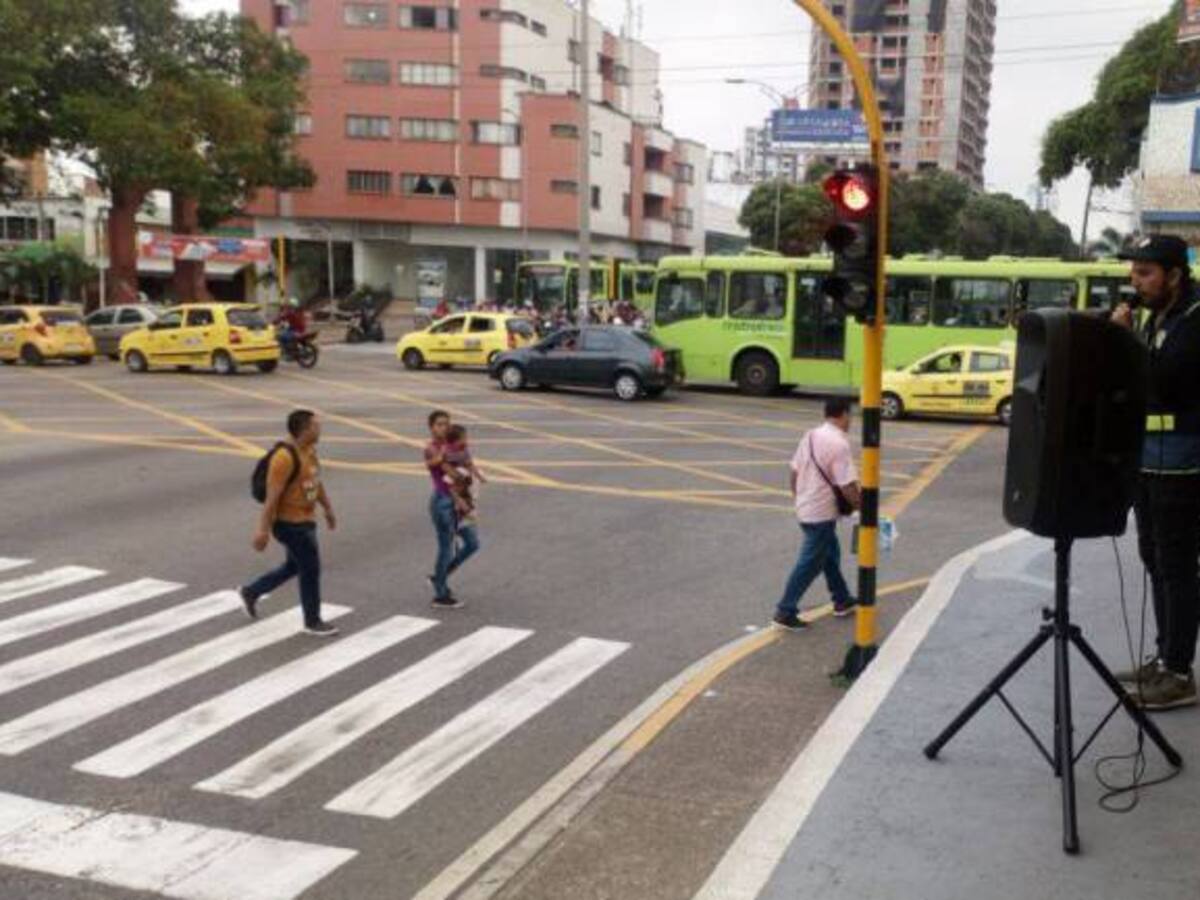Conductor de ambulancia se abre paso con sirenas para almorzar en casa
