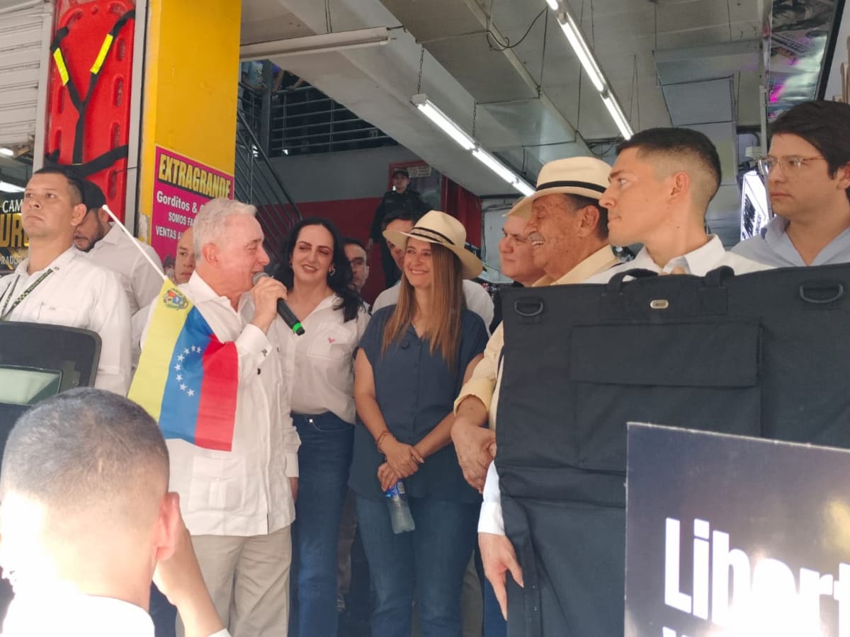 Expresidente Uribe llamó a una intervención militar internacional en Venezuela