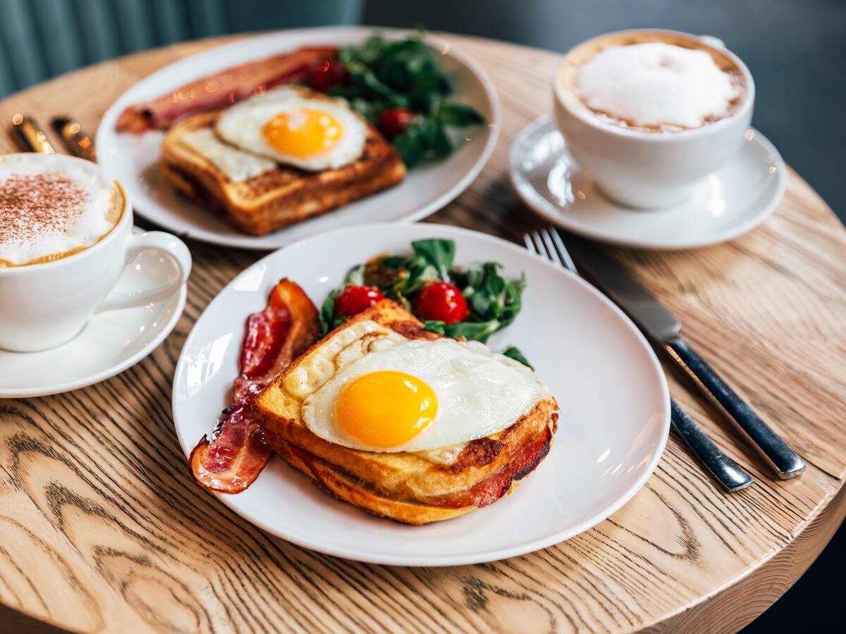 ¿Es mejor desayunar antes o después de 8 am? Expertos recomiendan la hora más saludable para hacerlo