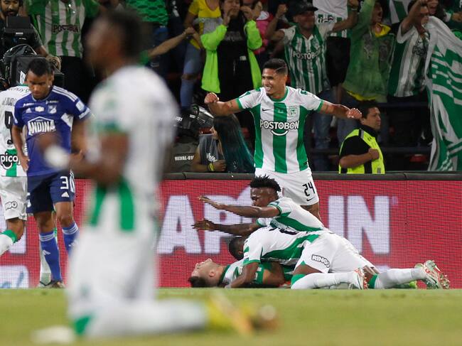 AMDEP3880. MEDELLÍN (COLOMBIA), 23/11/2023.- Jugadores de Nacional celebran un gol de Juan Felipe Aguirre contra Millonarios hoy, en la final de la Copa Colombia en el estadio Atanasio Girardot en Medellín (Colombia). EFE/ Luis Eduardo Noriega Arboleda