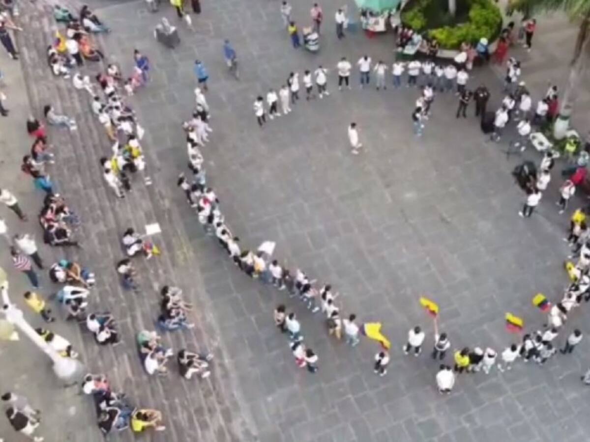 Con el círculo de la paz comunidad llama a la tolerancia