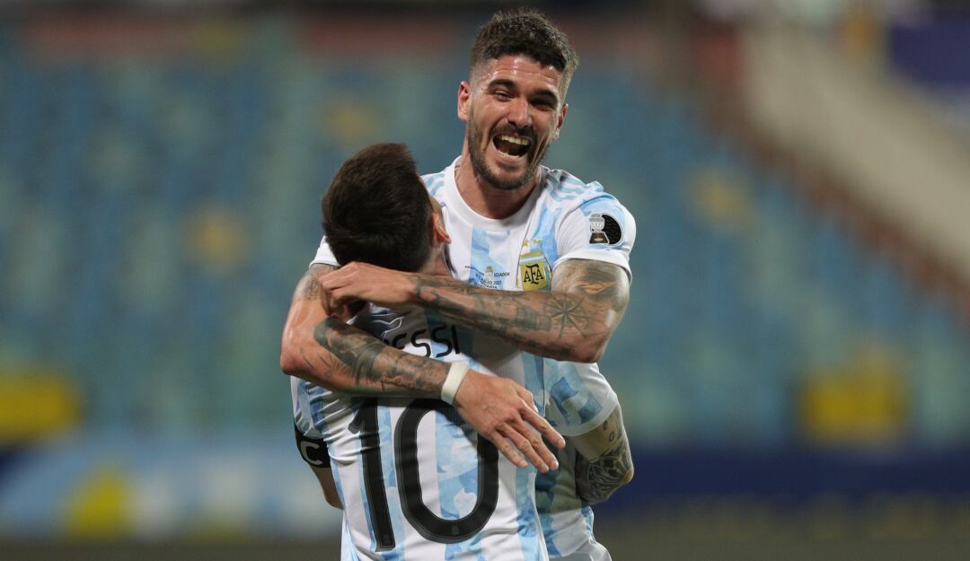 Rodrigo de Paul y Lionel Messi celebrando el primer gol de Argentina ante Ecuador en la Copa América 2021