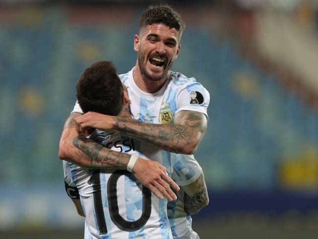 Rodrigo de Paul y Lionel Messi celebrando el primer gol de Argentina ante Ecuador en la Copa América 2021
