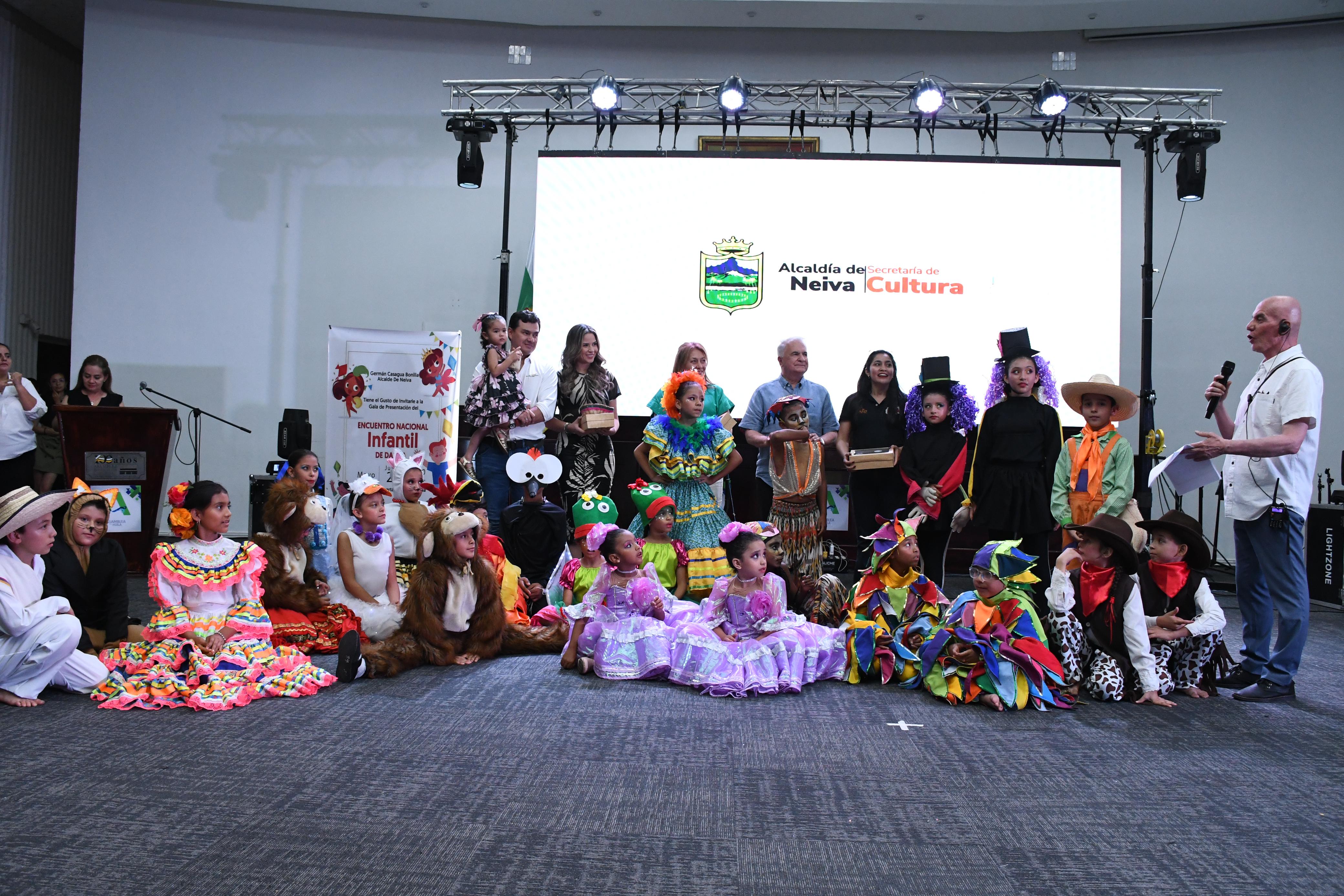 Este espacio estuvo cargado de muestras folclóricas que brindaron espectáculos a través de las danzas culturales.