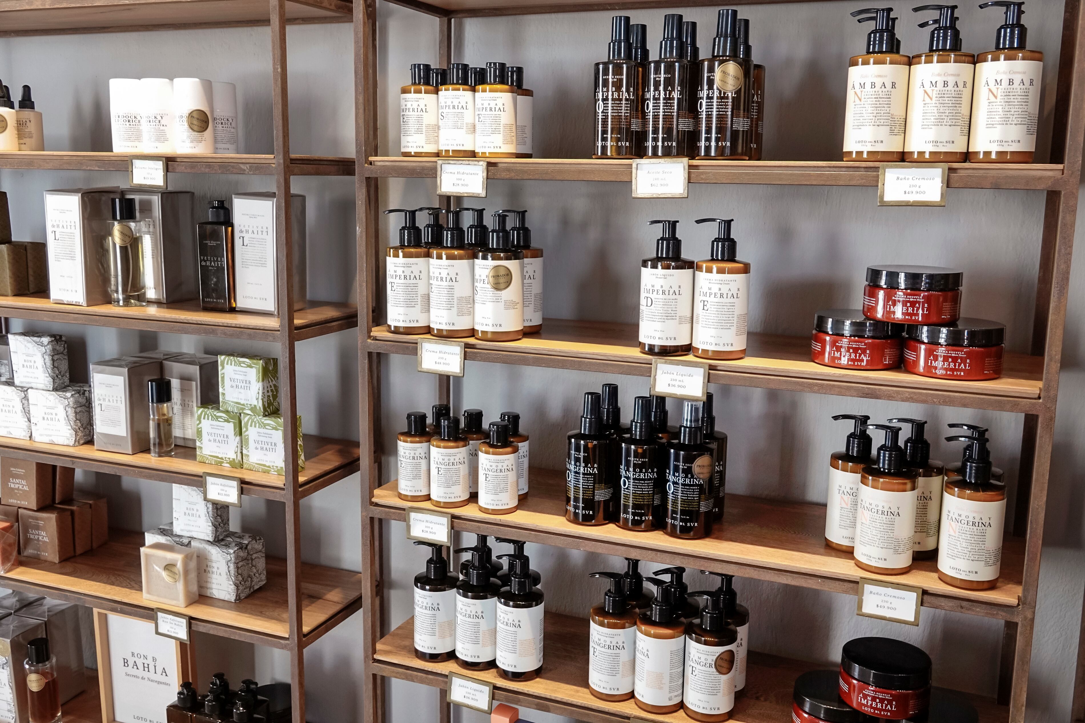 Vista de una de las tiendas de la empresa colombiana Loto del Sur, en Cartagena.(Photo by Jeffrey Greenberg/Universal Images Group via Getty Images)