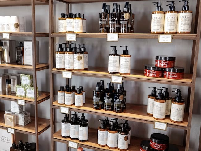 Vista de una de las tiendas de la empresa colombiana Loto del Sur, en Cartagena.(Photo by Jeffrey Greenberg/Universal Images Group via Getty Images)