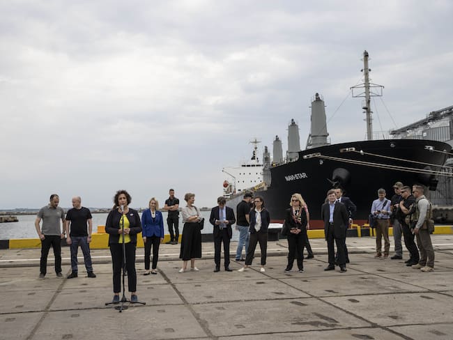 Buques con cereales en Odesa esperan la orden final para reanudar las exportaciones