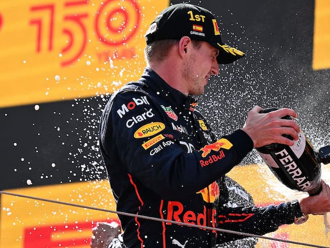 Max Verstappen celebra la victoria en Barcelona.