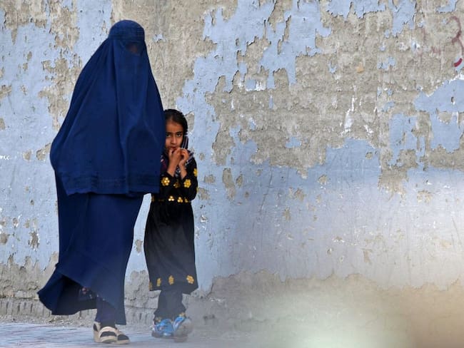 Mujer utilizando burka en Afganistán 