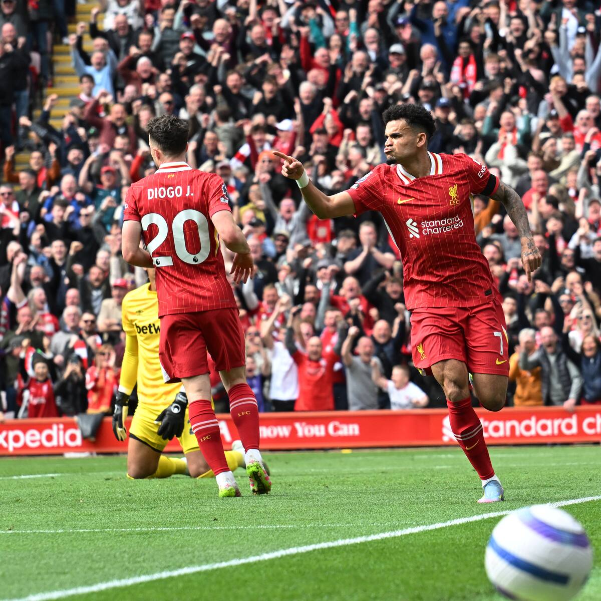 Luis Díaz marca un golazo, se mete a la historia de Liverpool y acaricia el título de Premier League