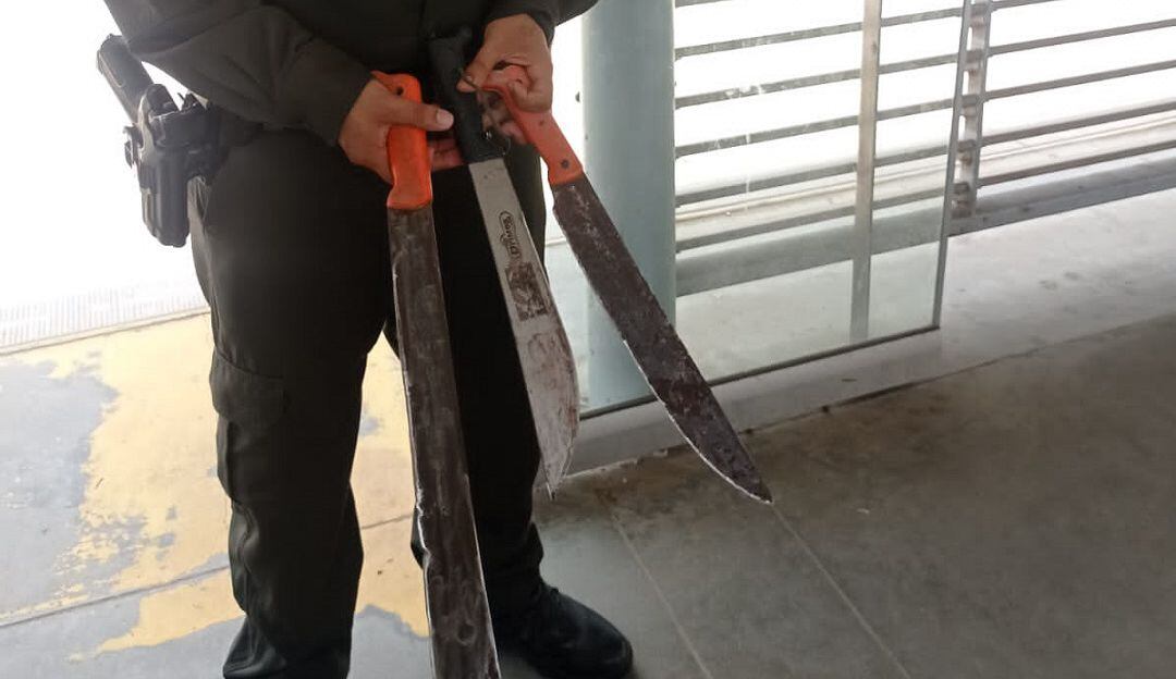 La policía les aplicó un comparendo por portar armas elementos cortantes o semejantes en lugares públicos
