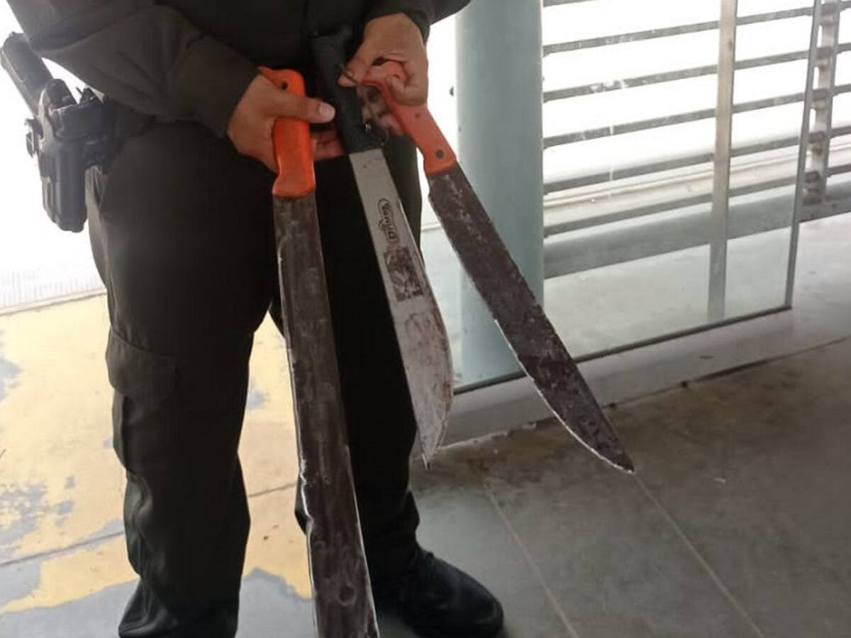 Sorprenden a tres hombres armados con machetes en un bus de Transcaribe