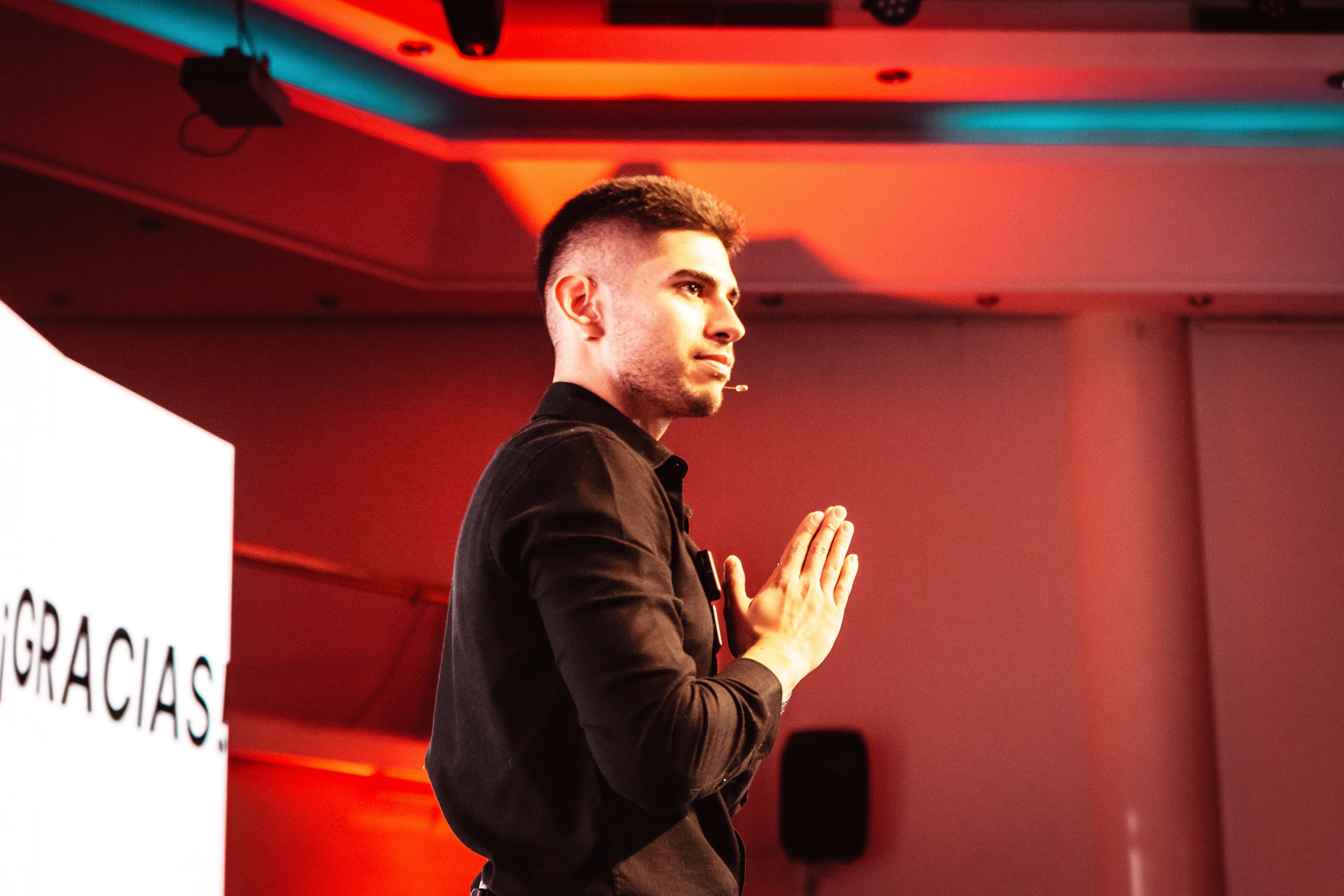 Thomas Correa, creador de contenido que encontró en las redes el aula que el sistema nunca construyó