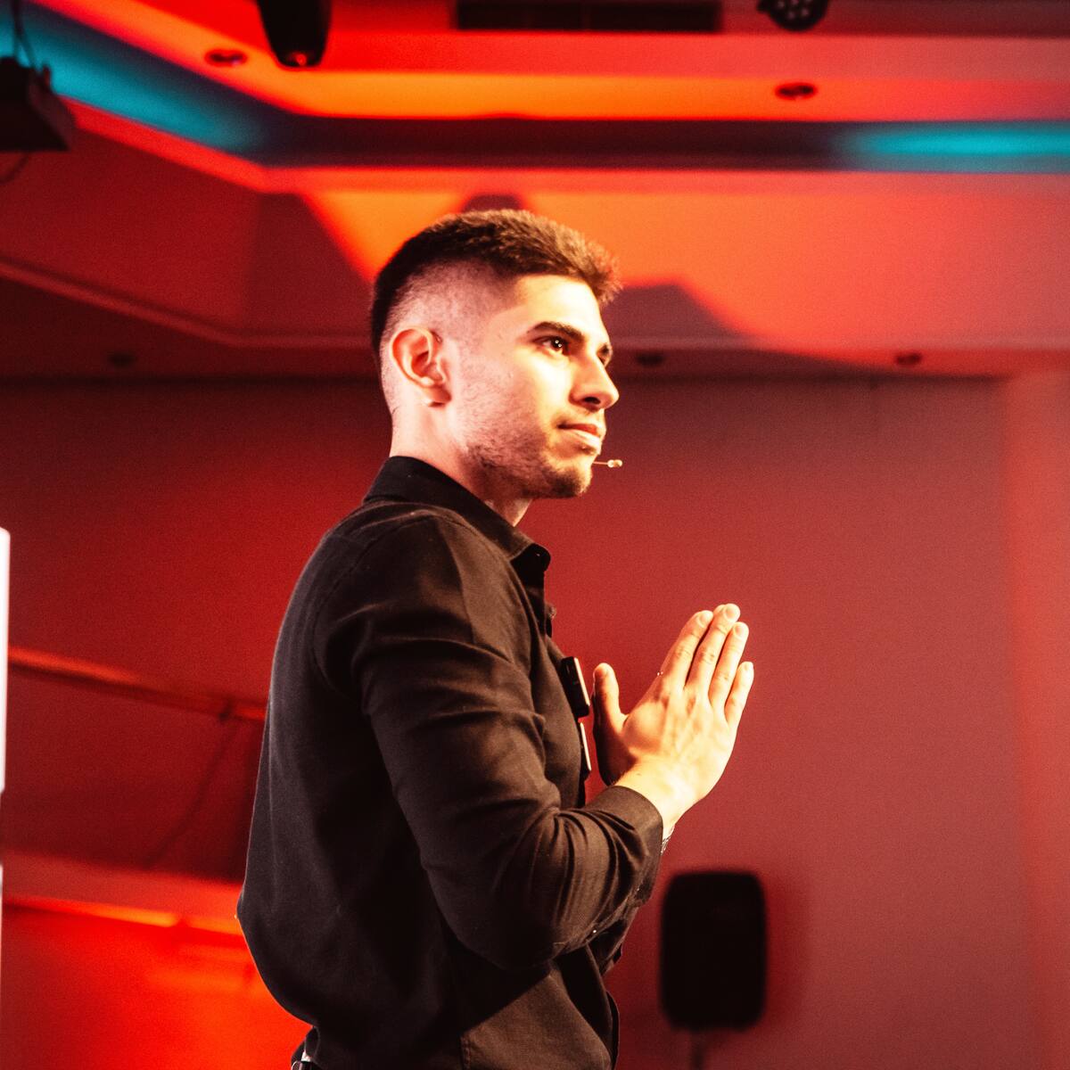 Thomas Correa, creador de contenido que encontró en las redes el aula que el sistema nunca construyó