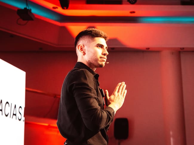 Thomas Correa, creador de contenido que encontró en las redes el aula que el sistema nunca construyó