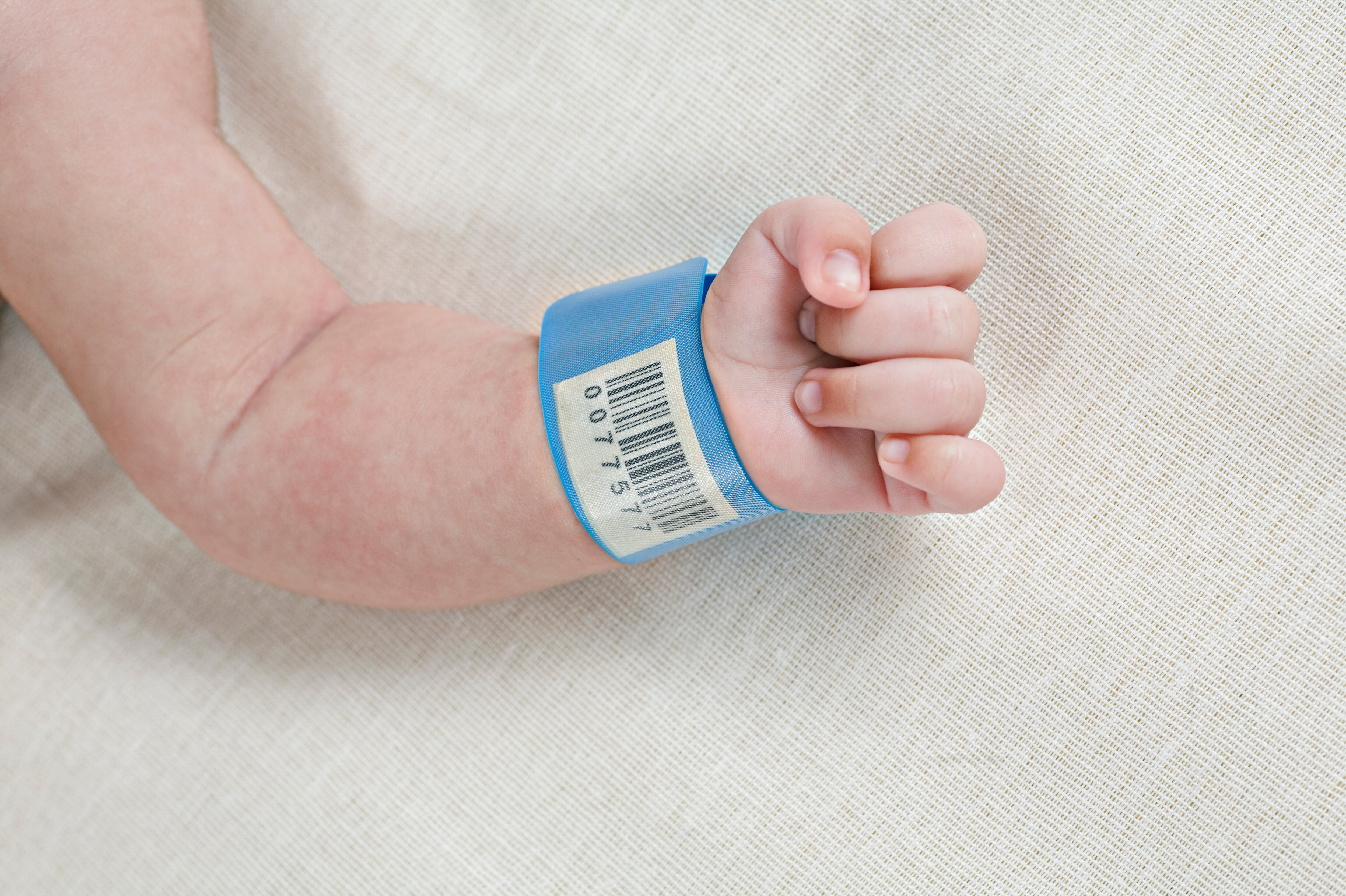 Bebé recién nacido en el hospital con su manilla de registro (Getty Images)