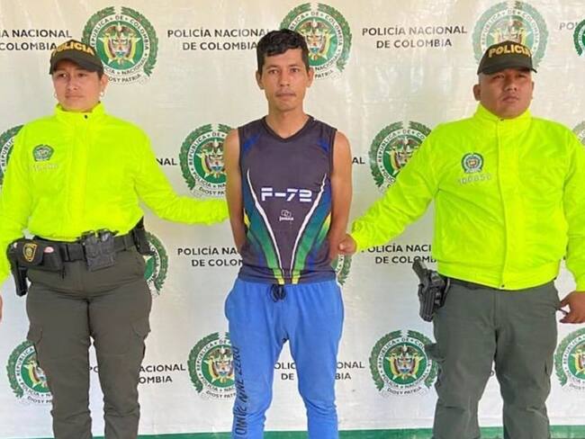 El hombre habría intimidado a la menor con un arma cortopunzante.