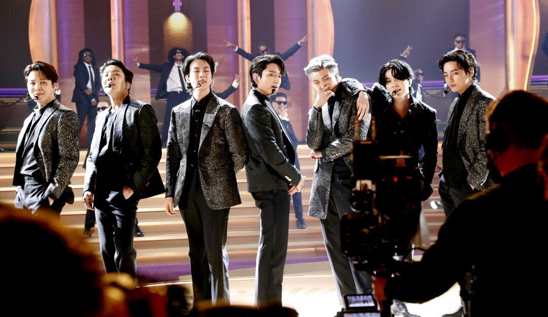 BTS en medio de su presentación en los Grammy 2022. 