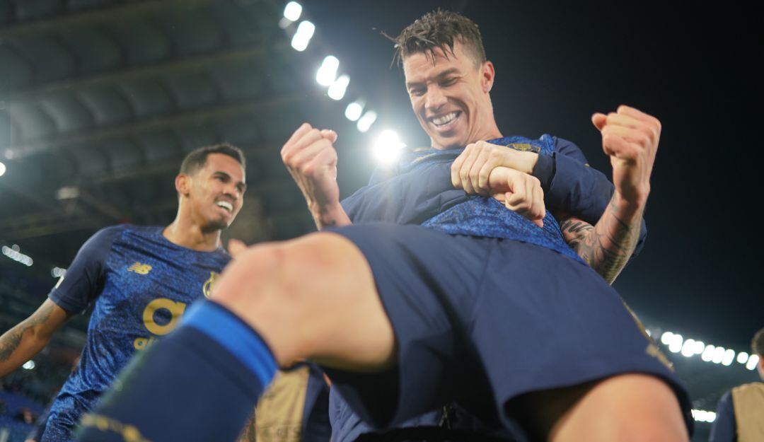 Matheus Uribe festeja el segundo gol del Porto ante la Lazio.