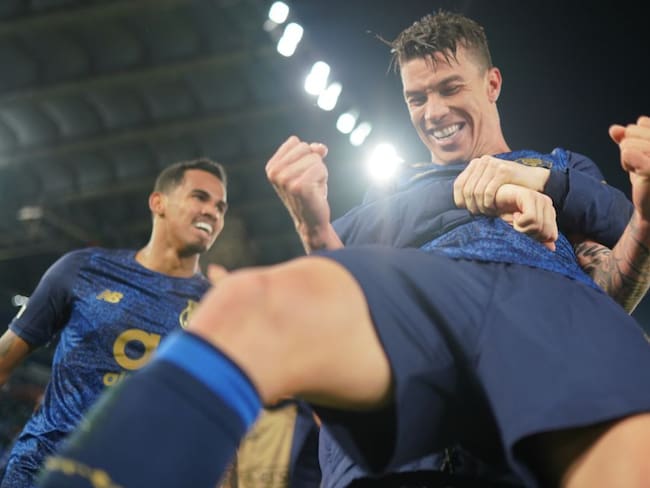 Matheus Uribe festeja el segundo gol del Porto ante la Lazio.