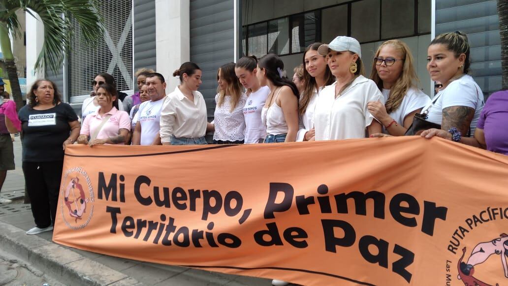 Foto de Archivo: Mujeres piden justicia frente a caso de Luz Mery Tristán a las afueras del Palacio de Justicia en Cali
