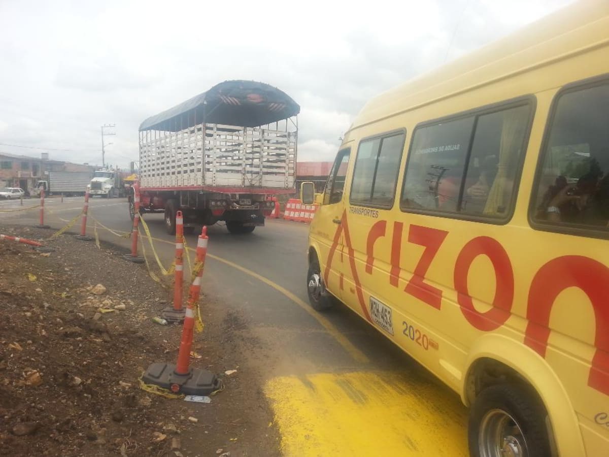 Imágenes tomadas por Caracol Radio o cortesía de la Gobernación de Boyacá que muestran las "trabas" en la movilidad por la demora en las obras, que generan calzadas sencillas en varios tramos de la carretera.