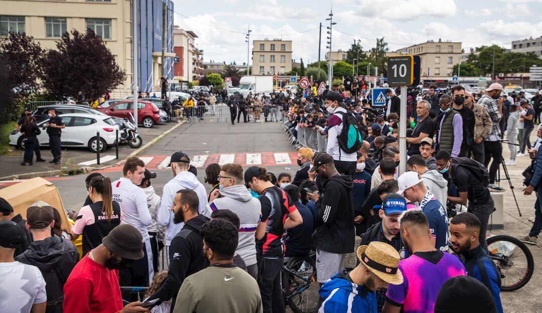 Hinchas de París esperan por la llegada de Lionel Messi a las afueras del aeropuerto.