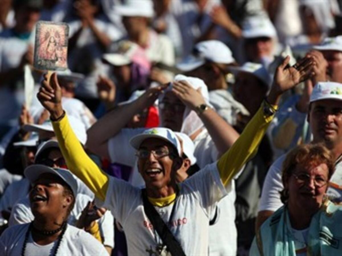 Miles de cubanos dan bienvenida a Benedicto XVI en su recorrido por Santiago