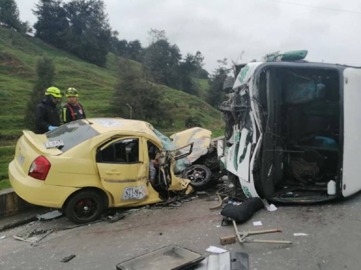 Un muerto y 13 heridos en un accidente de tránsito en Antioquia
