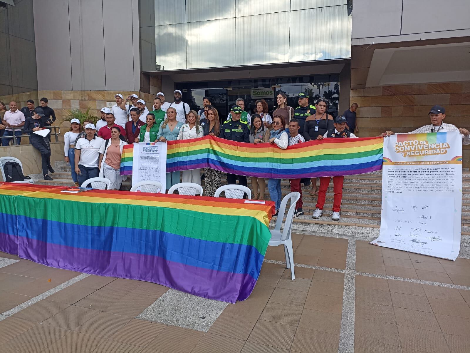 Firma pacto por la convivencia con la comunidad Lgbti en Armenia, Quindío. Foto: Adrián Trejos
