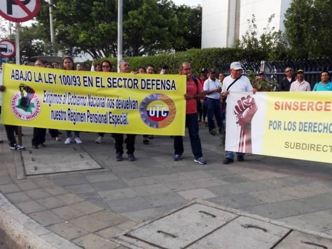 En Cartagena, empleados civiles de Mindefensa piden mejores condiciones