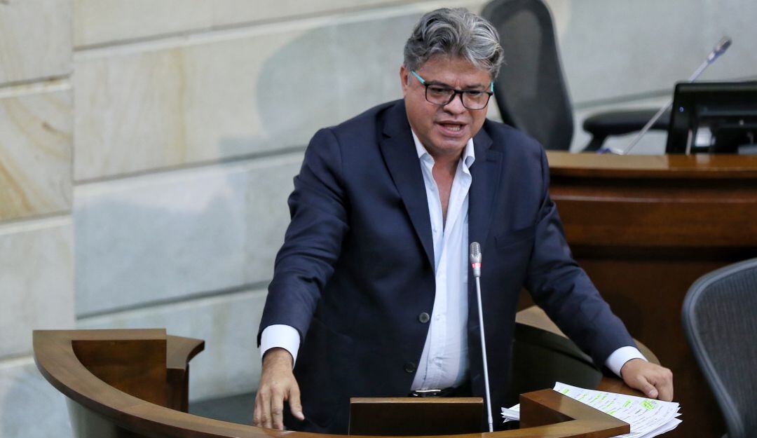 El congresista lanzó criticas por dicha licitación