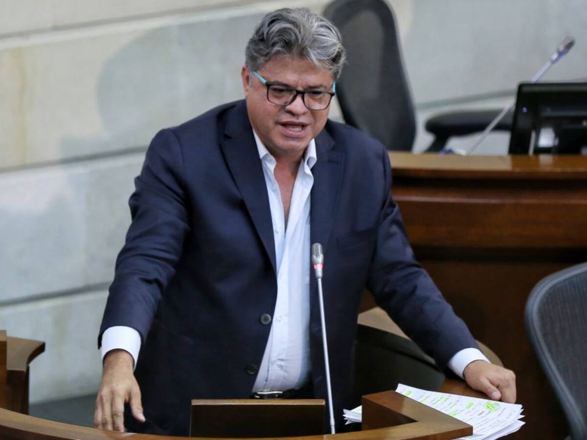 Senador dice que Gobierno haría millonaria compra de dotación para el Esmad