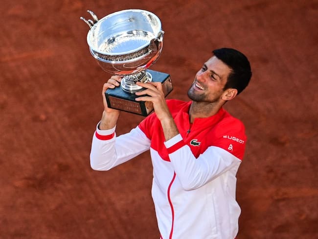 Djokovic festeja con su segundo título de Roland Garros y su Grand Slam número 19.