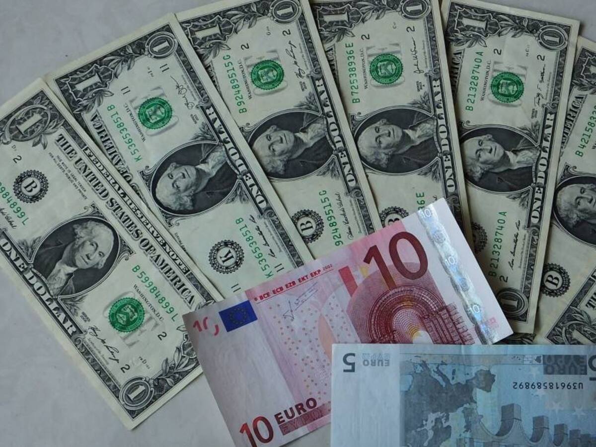 El euro cae a su valor más bajo frente al dólar desde 2002