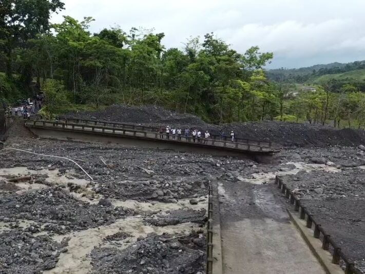 Puente viejo arrastrado por avalancha en Carepa- foto alcaldía