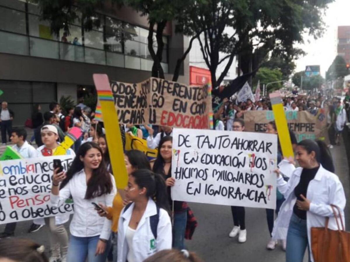 Médicos advierten de incremento de casos COVID-19 en medio de protestas